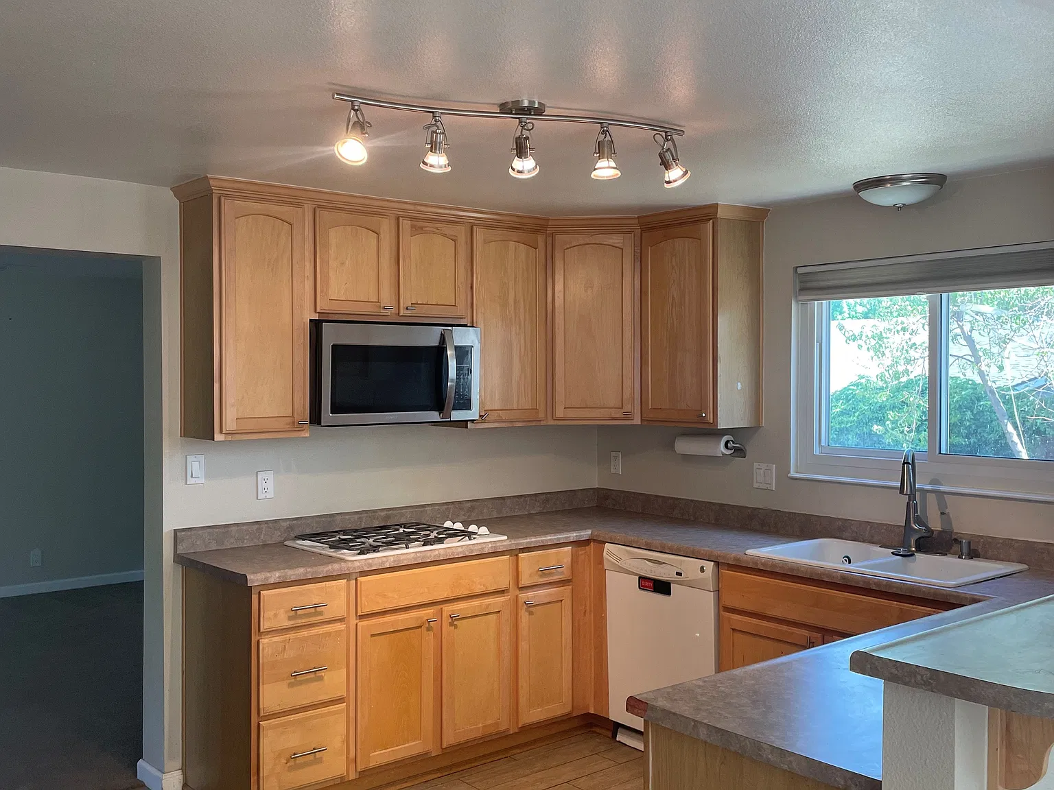 4 bed, 2128 sqft, $2,850 — Photo 2
