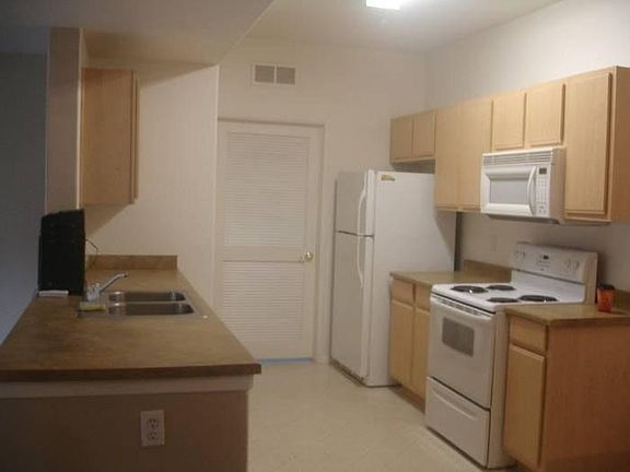Kitchen complete with refrigerator!