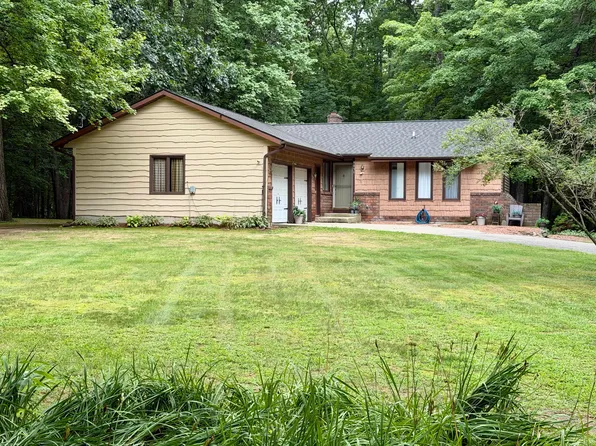 9051 Algoma Ave NE, Rockford, MI 49341