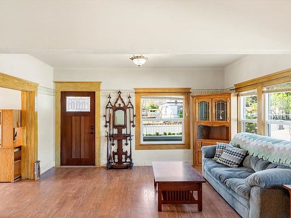 3rd image of 626 Lane St