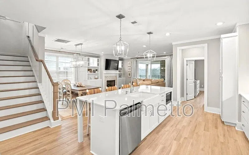 3 bed, 2.5 bath, 2448 sqft, $4,600 — Photo 4