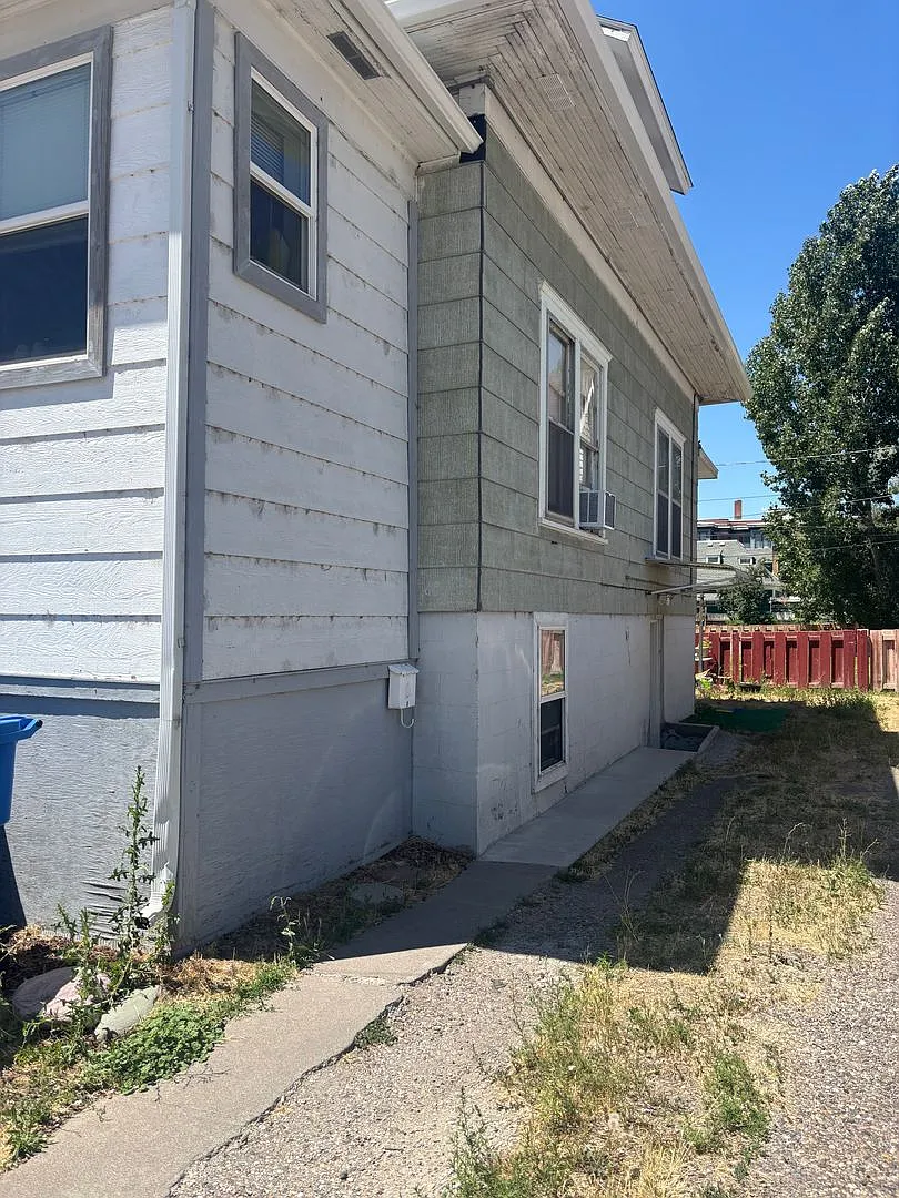 618 W Clark — Photo 2