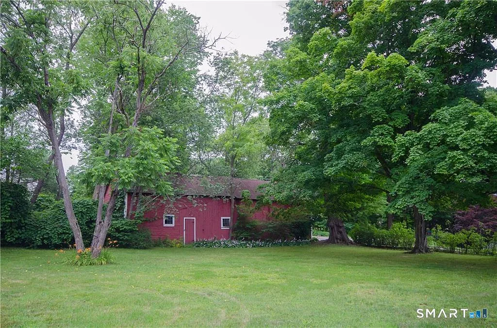 3 bed, 1.0 bath, 1005 sqft, $2,200 — Photo 3