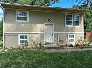 1056 Broadmore Ln, Liberty, MO 64068