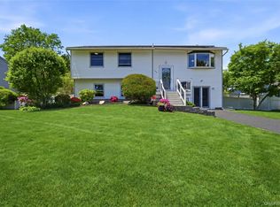 30 Mercury Ave, East Patchogue, NY 11772