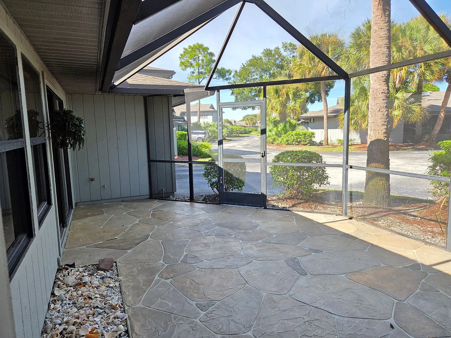 New Price! Spacious~Sunny~Screened Patio~Garage~Laundry! — Photo 3