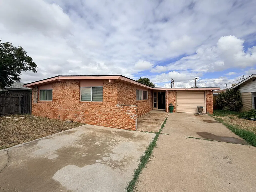 3 bed, 2.0 bath, 1522 sqft, $2,300 — Photo 2
