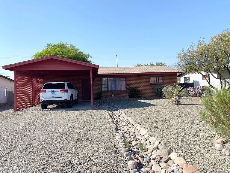 851 E Alturas St — Photo 1