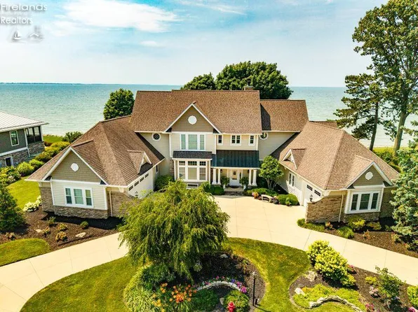 1304 N Overlook Dr, Port Clinton, OH 43452