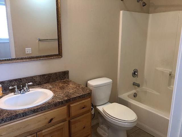 2nd image of 827 W 16th St