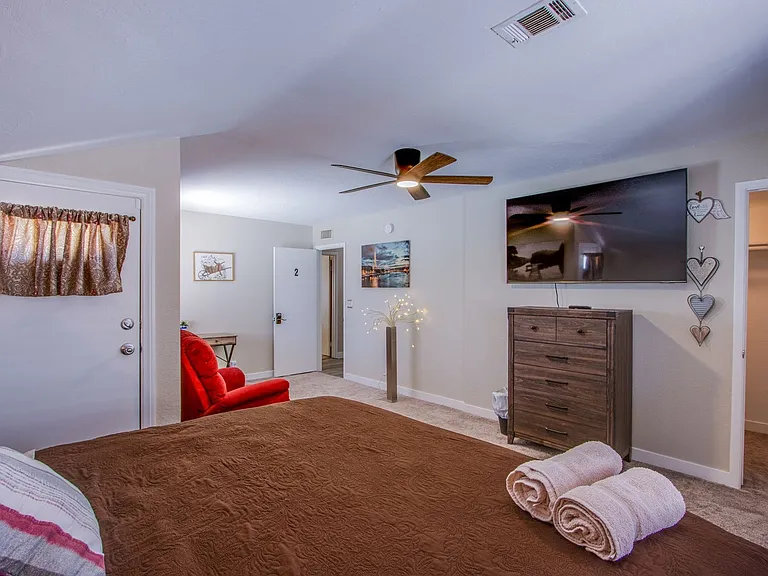 2342 Viewcrest Rd — Photo 21