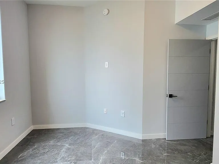 2146 Van Buren St #403 — Photo 11