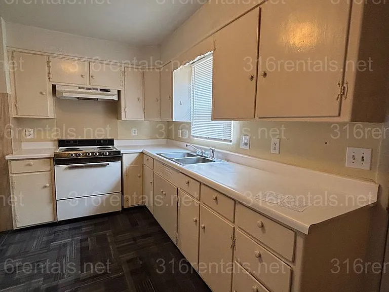 210 N Ohio St — Photo 2