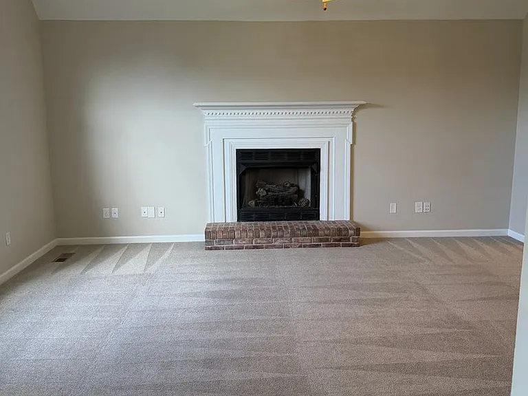 8900 Fox Glen Dr — Photo 3