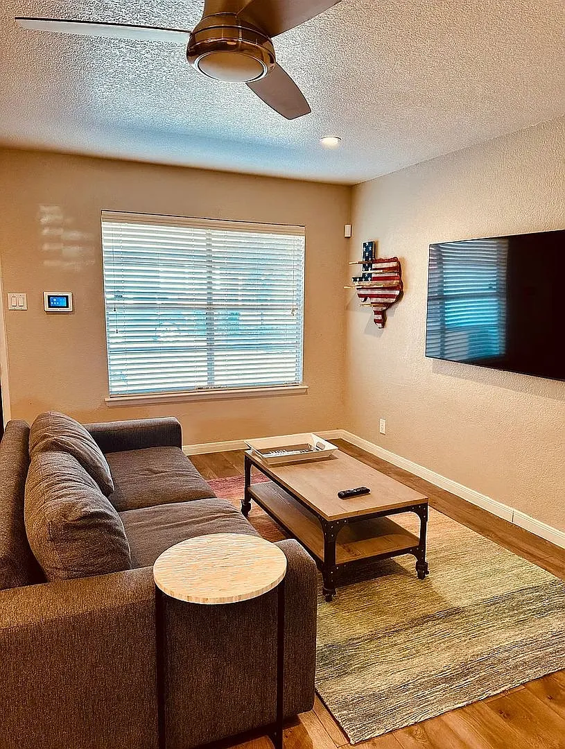 Room in 3 Bedroom Home at Pan Am Expy — Photo 4