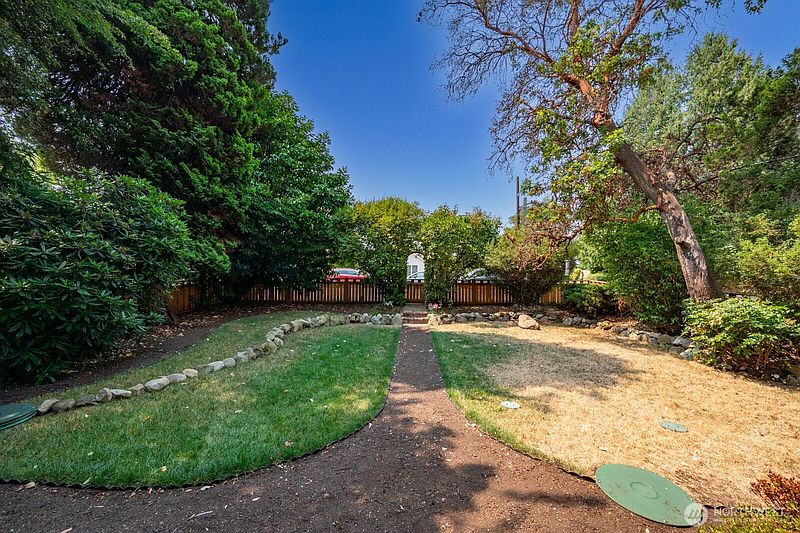 3rd image of 9556 Phinney Avenue N