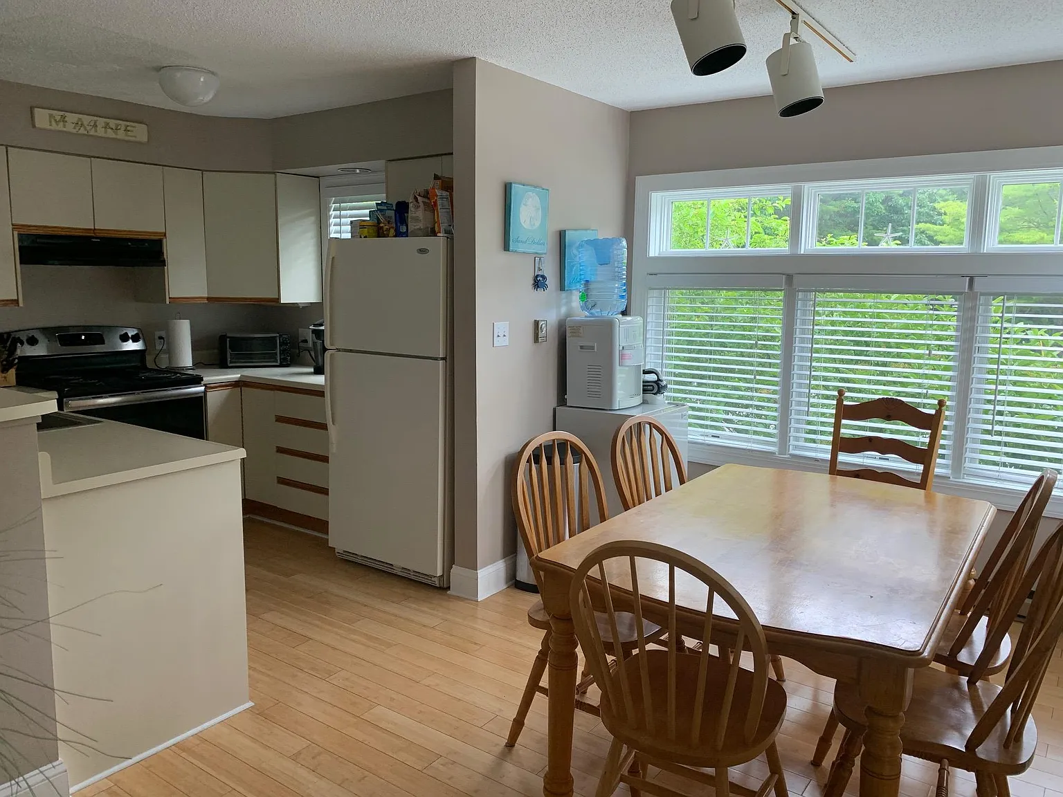 146 W Grand Ave — Photo 4