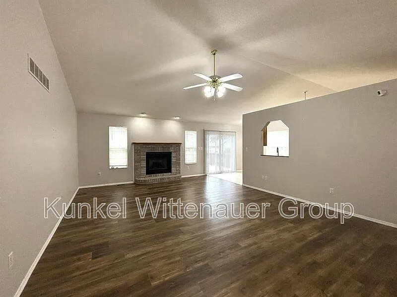 3 bed, 3.0 bath, 2007 sqft, $2,500 — Photo 4