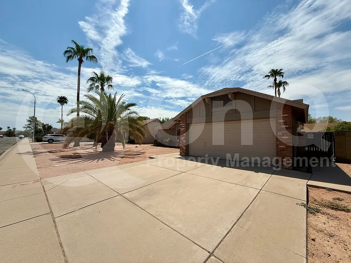 3 bed, 2.0 bath, 1354 sqft, $2,000 — Photo 2