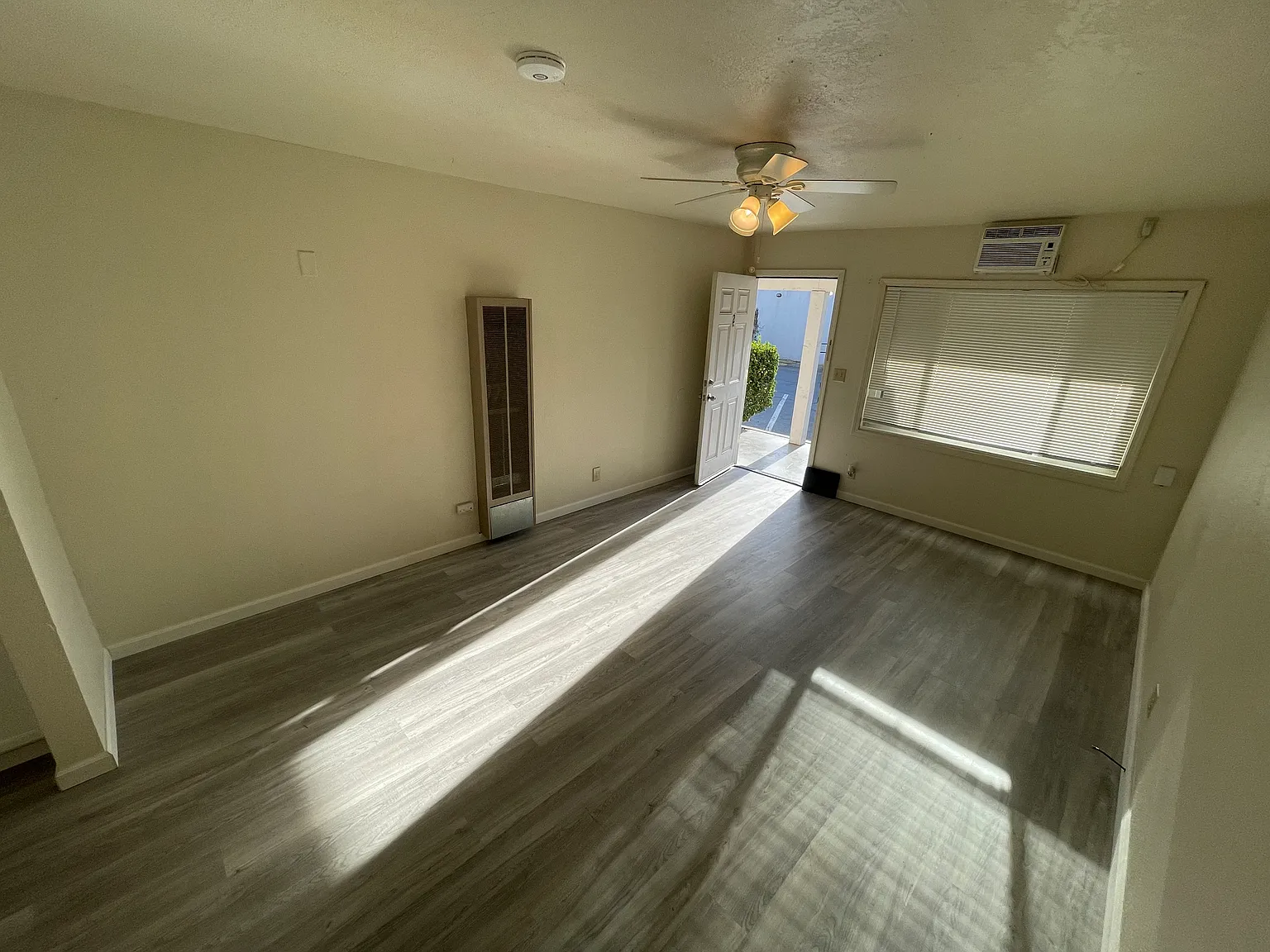 Studio, 600 sqft, $1,100 — Photo 2
