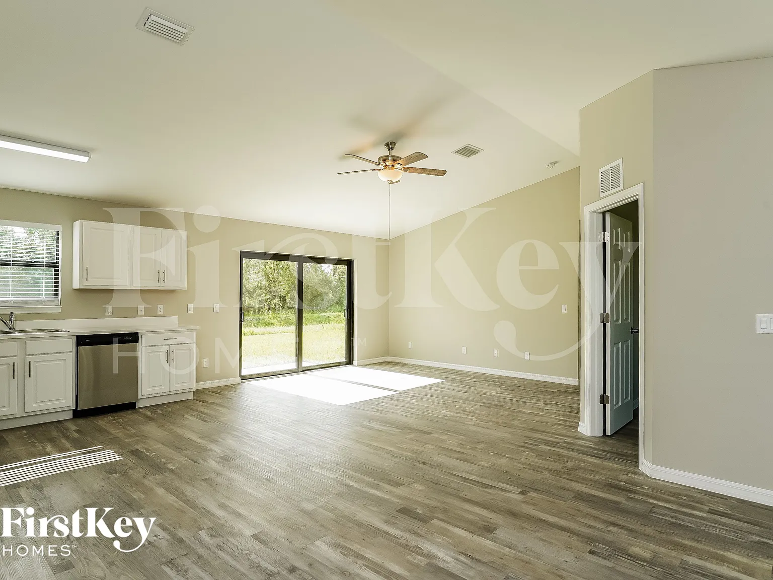 3 bed, 2.0 bath, 1571 sqft, $1,735 — Photo 3