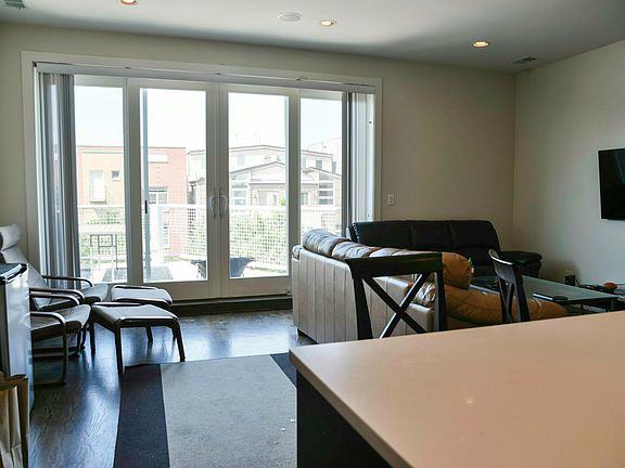 4th image of 2127 W Division St #1