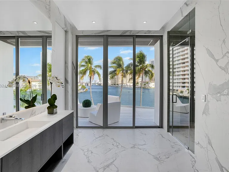501 Palm Dr — Photo 39