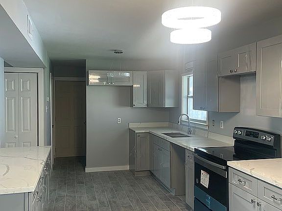 3rd image of 120 S Tish Dr