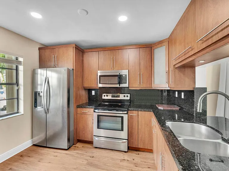 10723 NW 10th St S #TOWNHOUSE — Photo 11