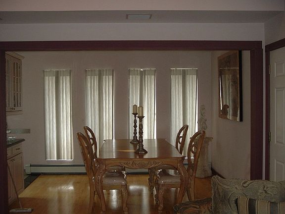FORMAL DINING RM LARGE WINDOWS OVERLOOKING YARD