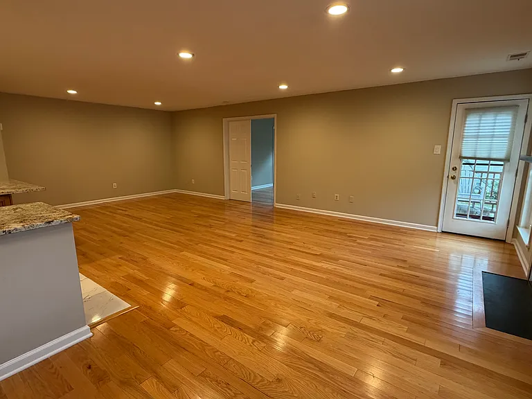 489 Hawthorne Pl — Photo 3