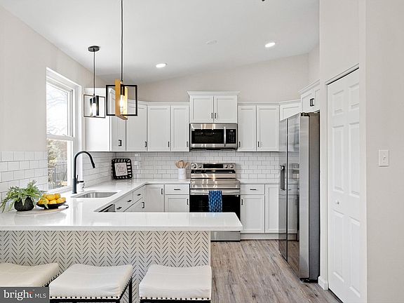 4th image of 19 Courtland Cir