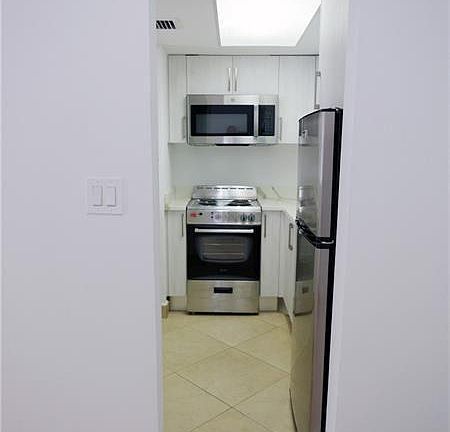 5th image of 4220 N Federal Hwy #6
