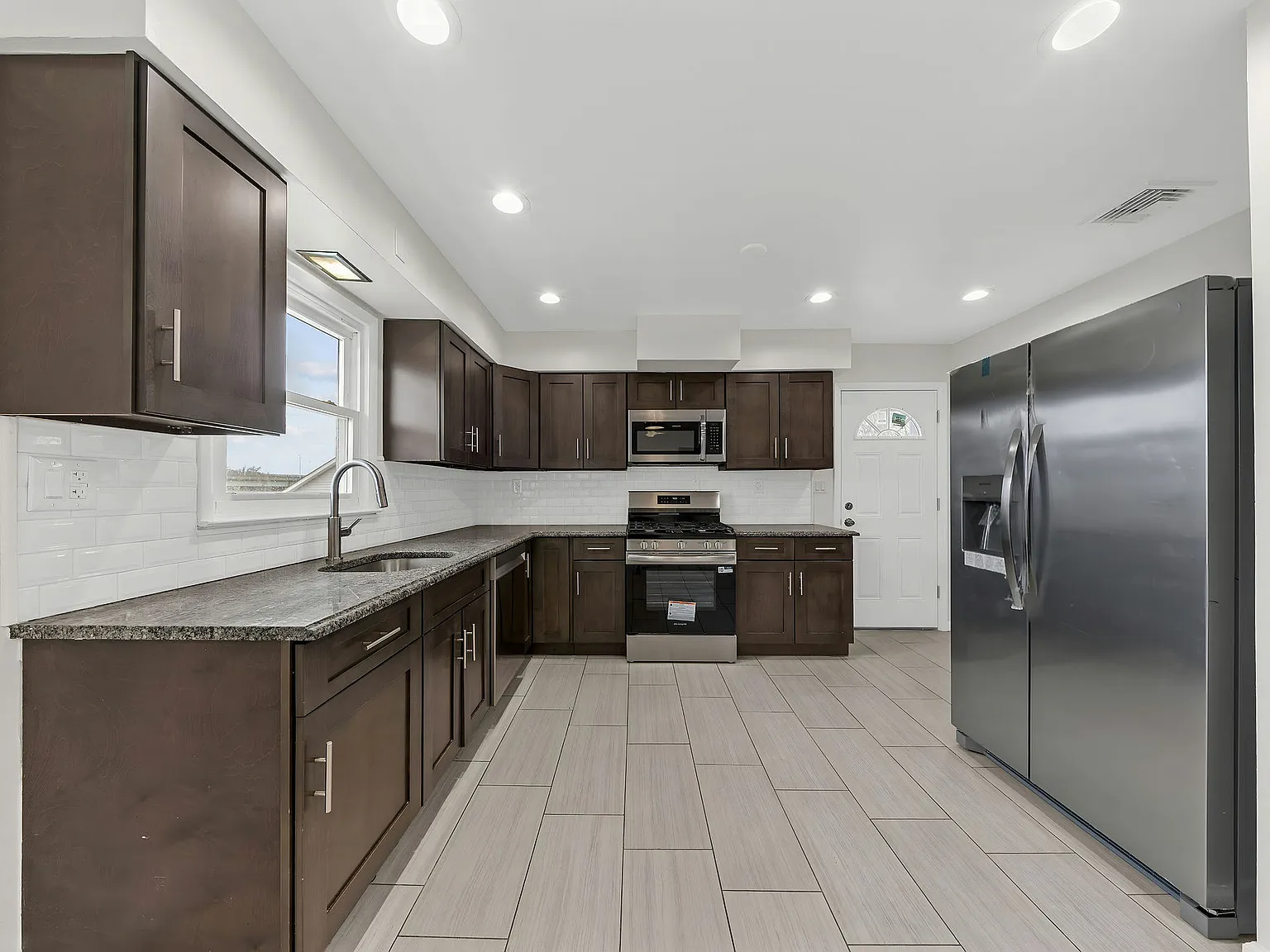 3 bed, 1060 sqft, $2,600 — Photo 1