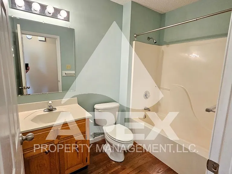 2528 Cinema Dr — Photo 15