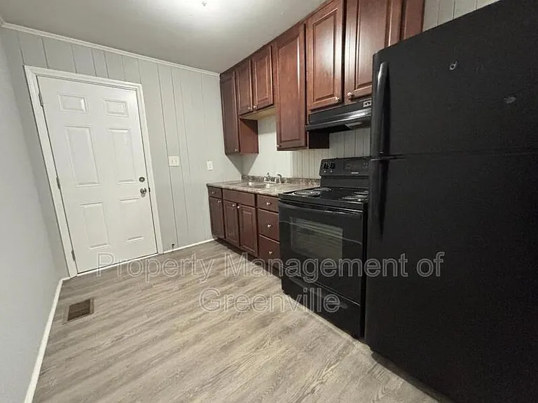 326 Loop St #E — Photo 11