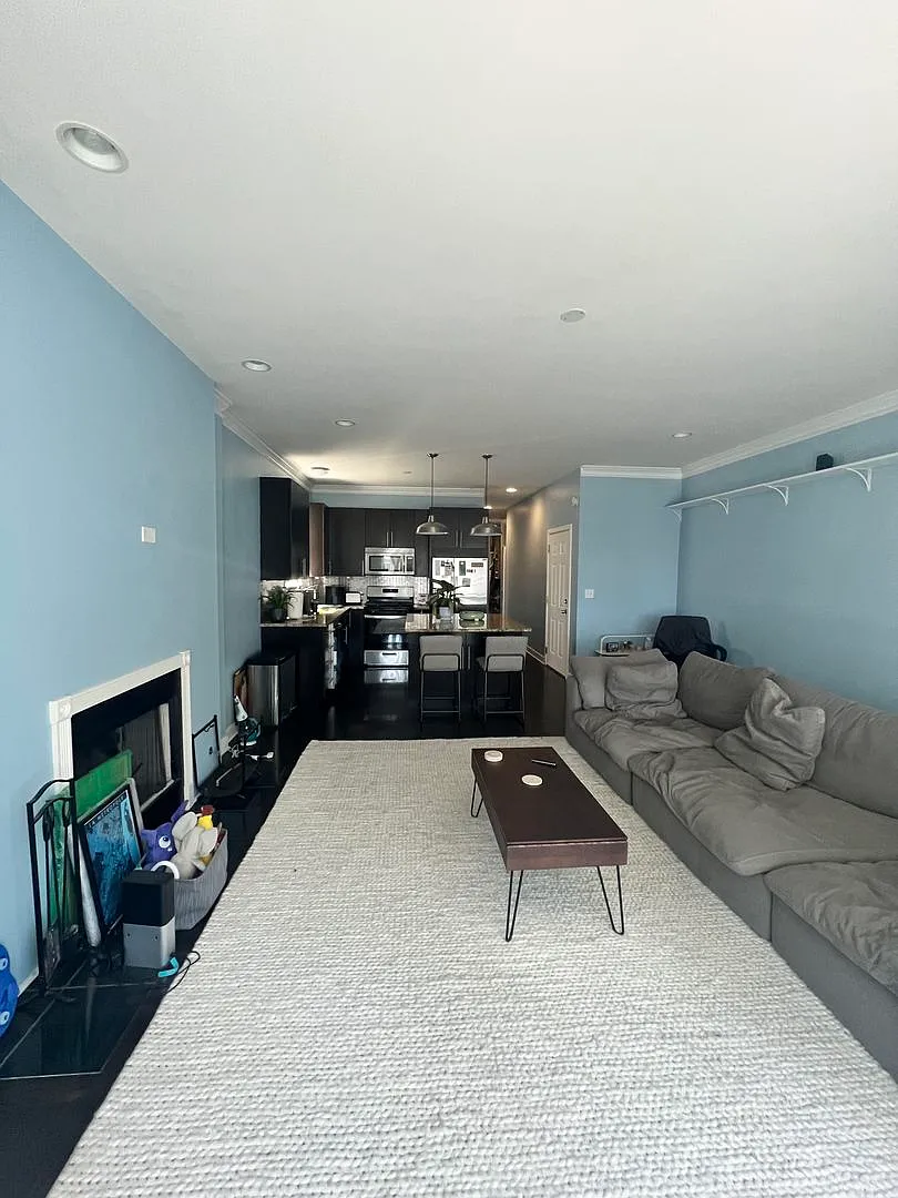 Building Photo - 3321 W Eastwood Ave #2