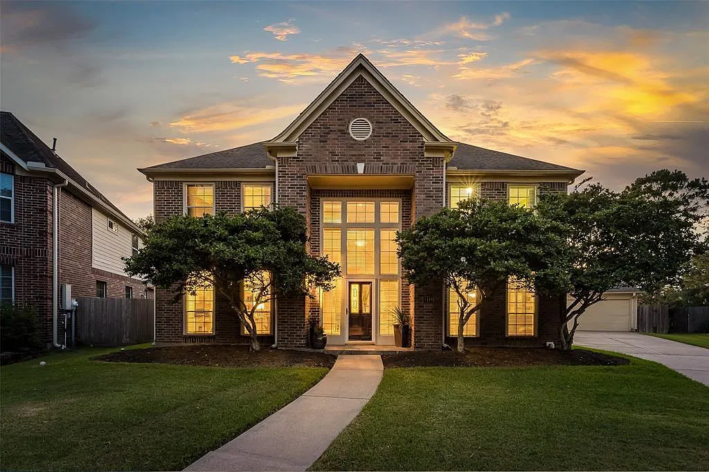 5 bed, 4.5 bath, 4187 sqft, $4,000 — Photo 2