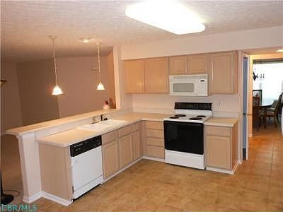 Kitchen (view 1) Appliances remain. Breakfast bar.