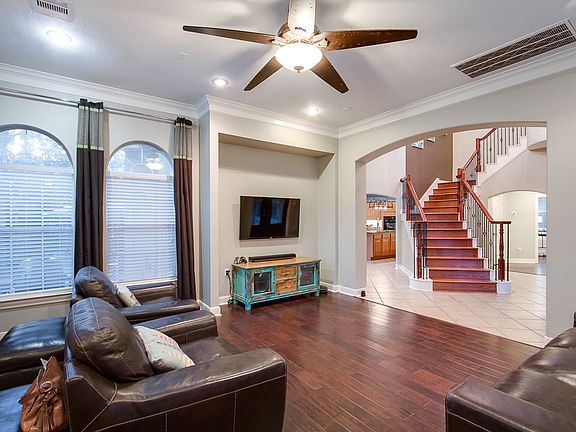 5th image of 546 Villa Dr