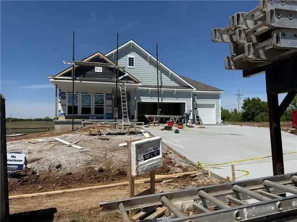 20760 W 188th St, Spring Hill, KS 66083