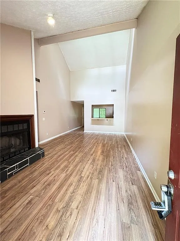 2 bed, 1.0 bath, 3483 sqft, $1,550 — Photo 2