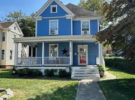 370 Woods Ave SW
