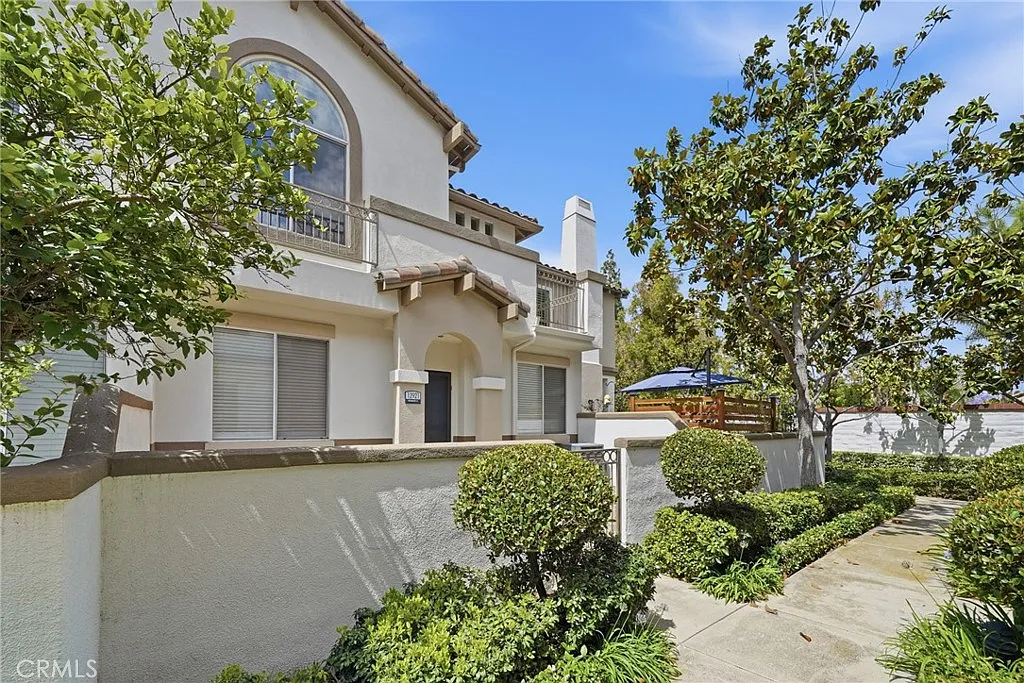 3 bed, 2.5 bath, 1298 sqft, $3,900 — Photo 3