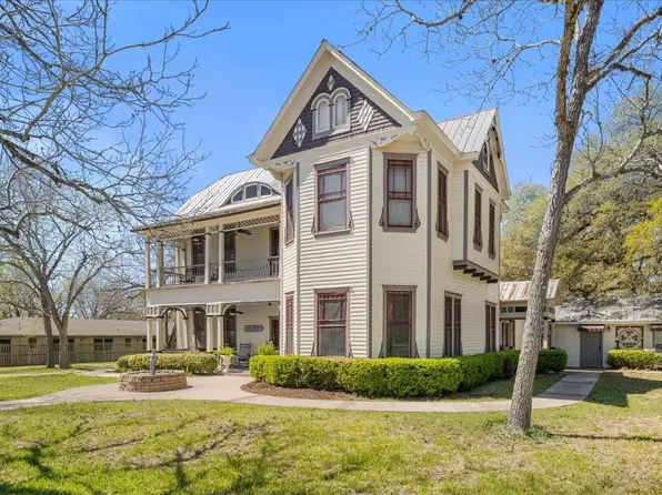 501 W Moore Ave, Moulton, TX 77975