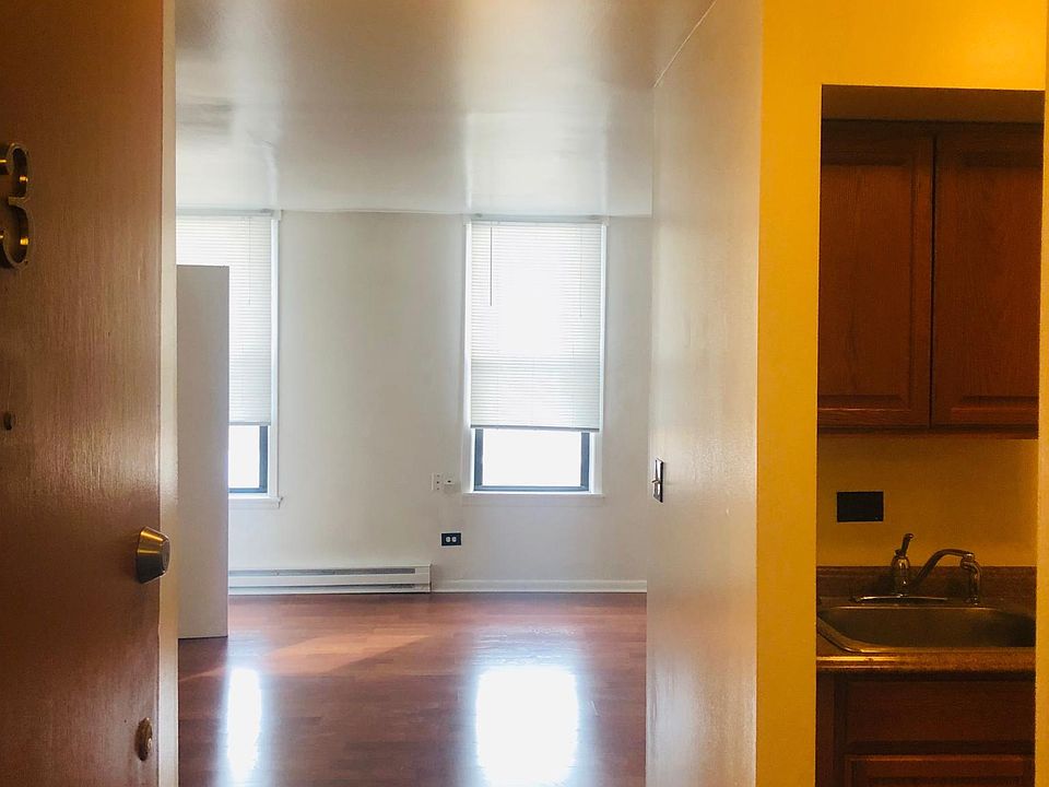 Main apartment entrance. Bathroom to the left - kitchen to the right. Freshly painted.