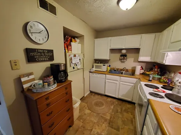 Lone Tree Apartments, 831 & 837 E Wayne Ave #2B-1Ba-838Sqft, Salina, KS 67401