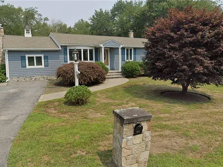 51 Surrey Ln — Photo 1