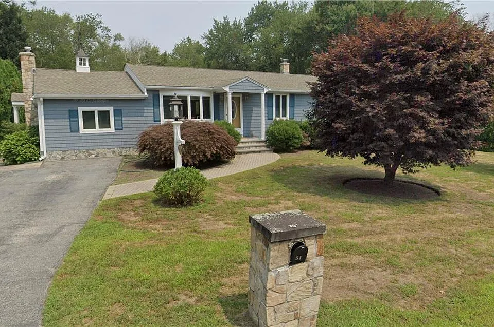 51 Surrey Ln