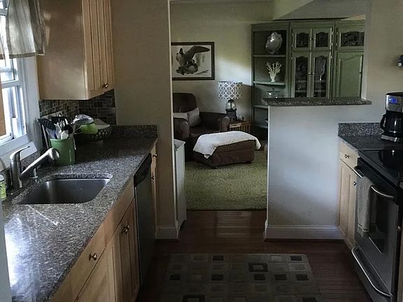 3rd image of 996 Elizabeth Dr